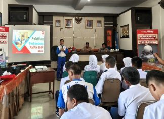 Asmo Sulsel Gandeng Polres Gowa Beri Edukasi Safety Riding ke Siswa SMPN 1 Sungguminasa