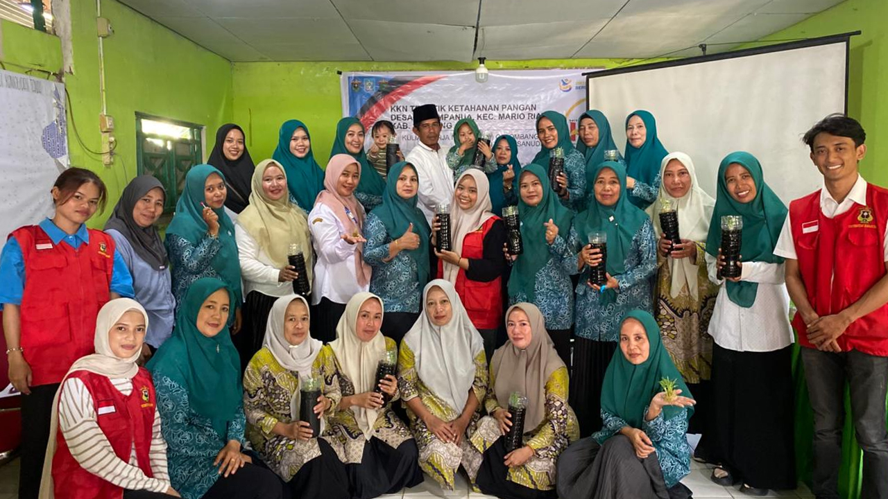 Mahasiswa KKN Tematik 114 Unhas Gelar Pelatihan Pembuatan Hidroponik Sederhana dari Barang Bekas di Soppeng