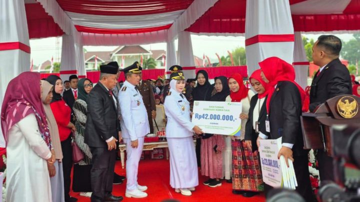 Momen HUT RI Ke-80, Pemkab Morowali Serahkan Santunan Kematian BPJS Ketenagakerjaan momen hut ri ke 80