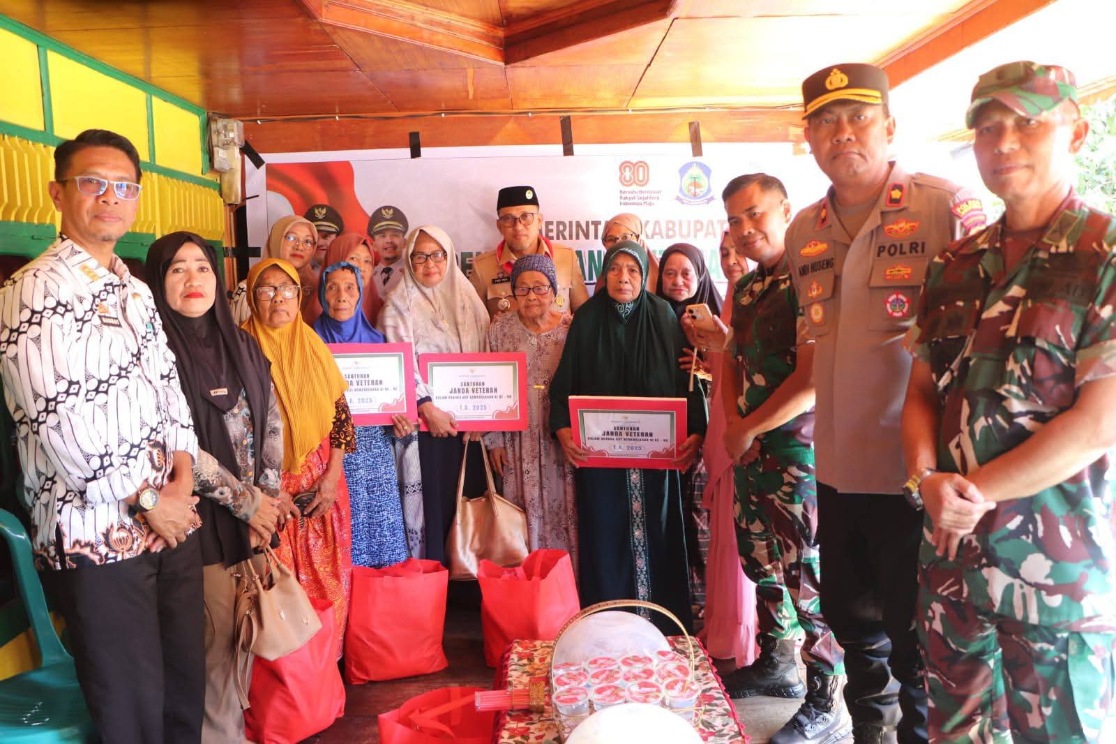 Hormati Pejuang, Bupati dan Dandim 1425 Jeneponto Serahkan Bantuan kepada Janda Veteran