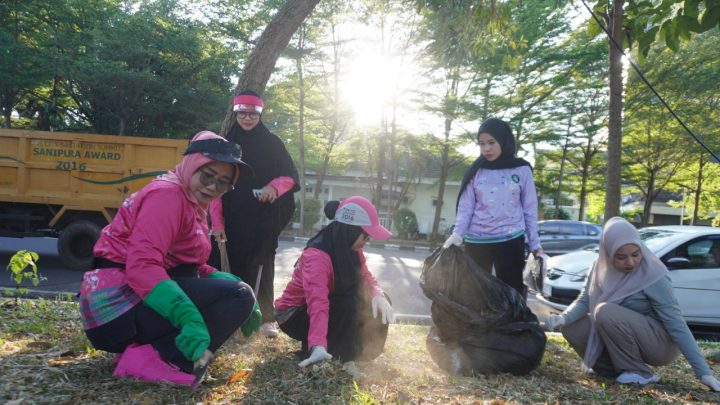 Dekranasda dan Pokja Bunda PAUD Dukung Program Jumat Bersih Lewat Aksi Tanam Pohon dan Lubang Biopori dekranasda makassar