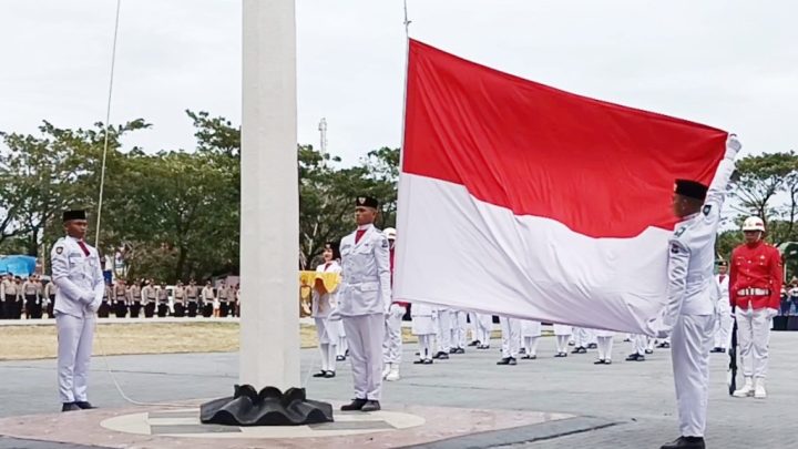 Pengibar Bendera Sukses Kibarkan Sang Merah Putih, Upacara Peringatan HUT RI Ke-80 di Jeneponto Pengibar Bendera