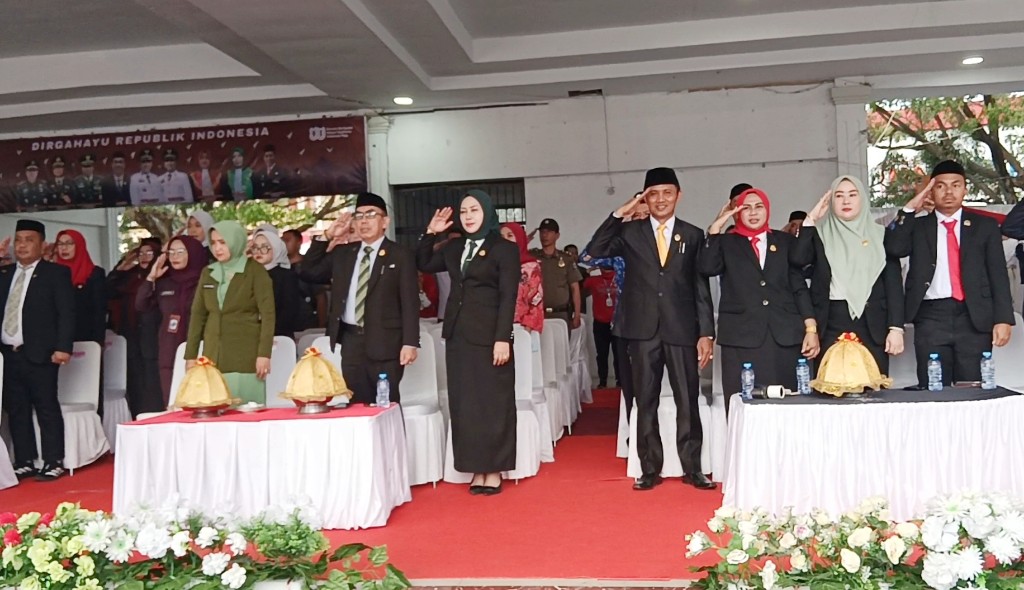 Ketua DPRD Jeneponto Didis Suryadi Bacakan Teks Proklamasi pada Upacara HUT ke-80 RI