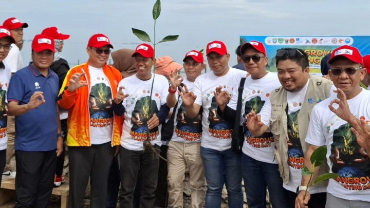 IKA Teknik Unhas dan Mitra Tanam Ribuan Mangrove di Pesisir Pangkep, Sapri Pamulu: Simbol Kepedulian Lingkungan ika teknik unhas