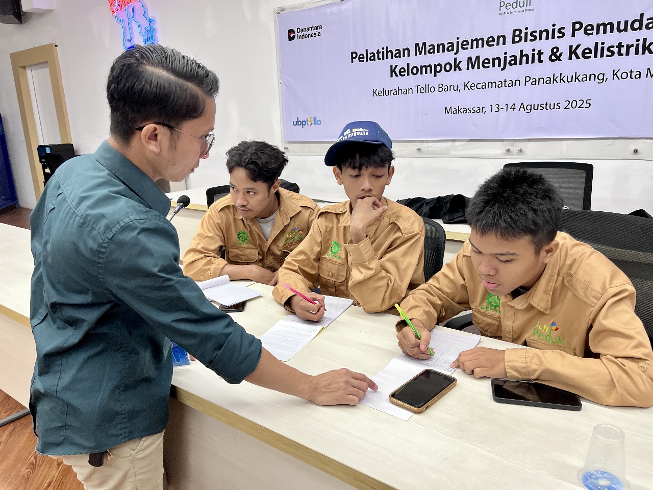 PLN IP UBP Tello Berikan Pelatihan Wirausaha Warga Tello Baru di Momen HUT RI ke-80