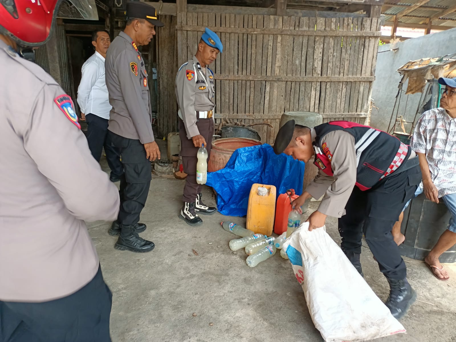 Polres Jeneponto Intensifkan Razia, Ratusan Botol Miras dan Puluhan Liter Ballo Disita