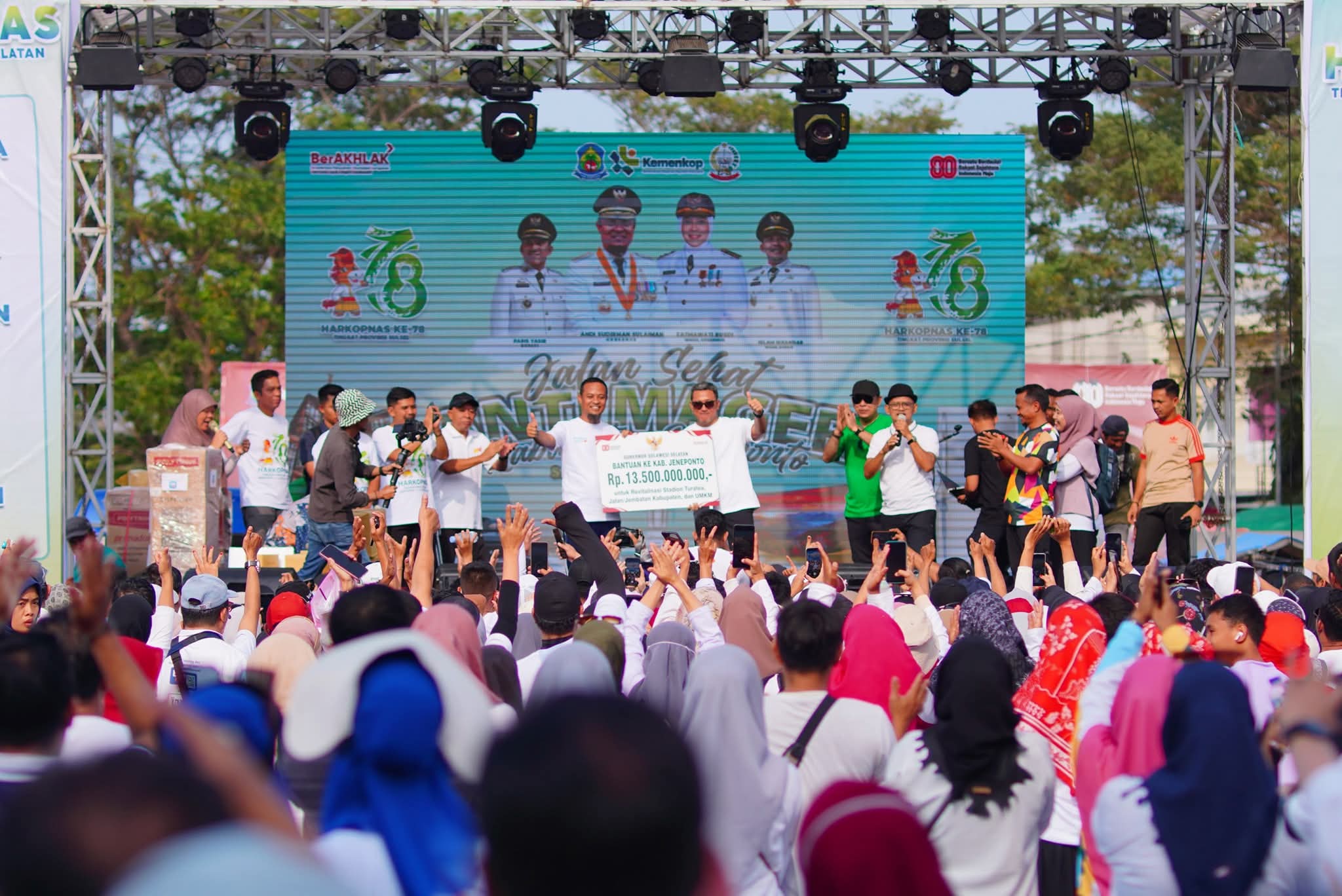 Gubernur Sulsel Serahkan Bantuan Rp13,5 Miliar untuk Pemkab Jeneponto