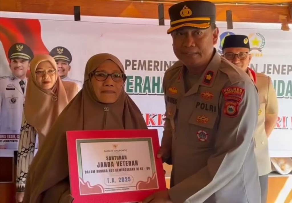 Hormati Pejuang, Bupati dan Dandim 1425 Jeneponto Serahkan Bantuan kepada Janda Veteran