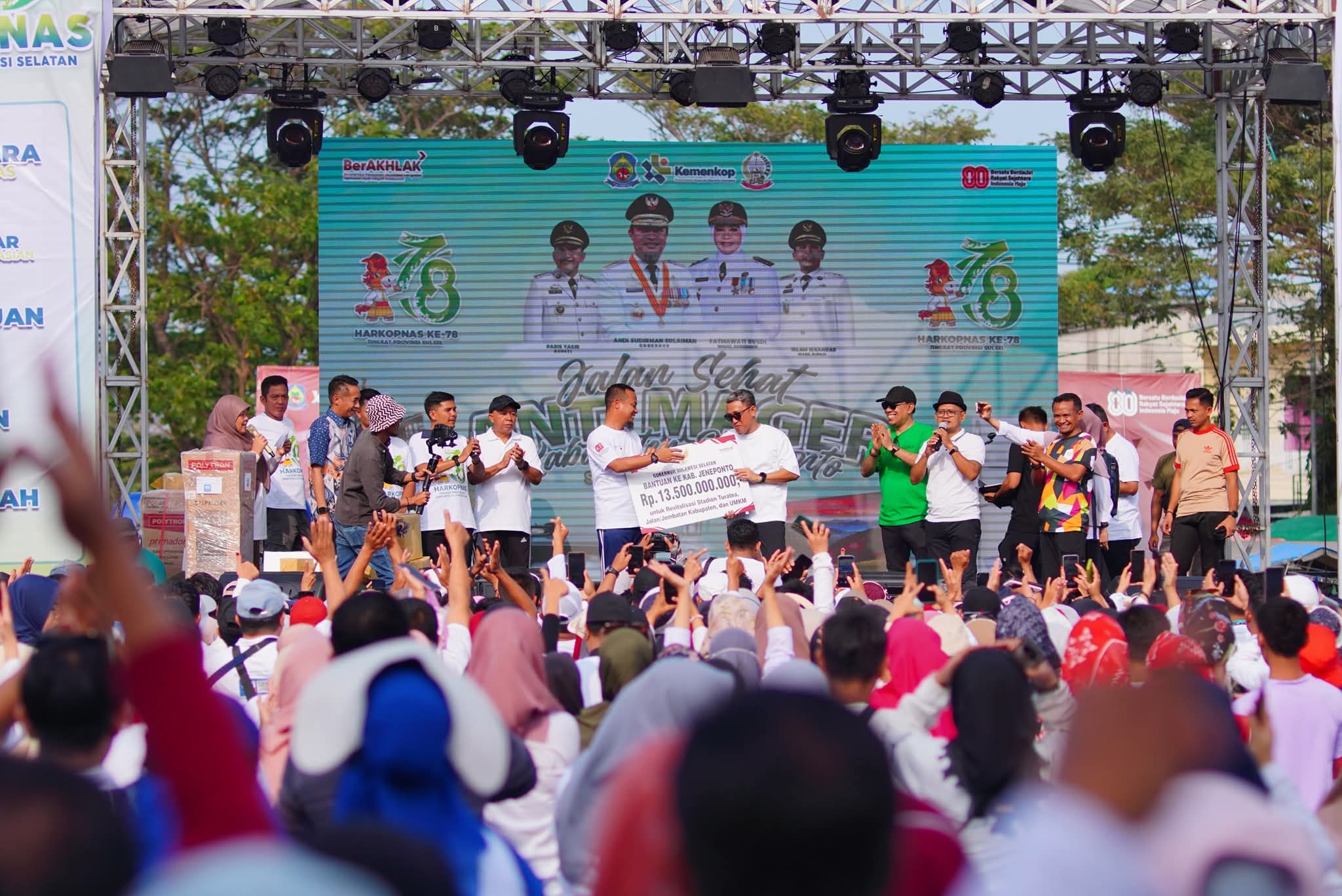 Gubernur Sulsel Serahkan Bantuan Rp13,5 Miliar untuk Pemkab Jeneponto