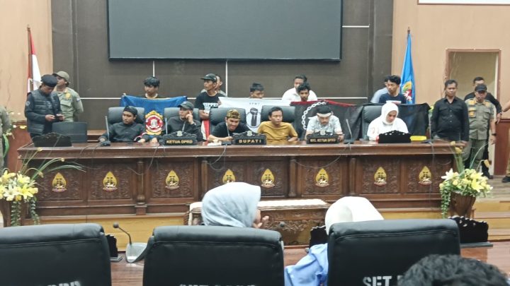 Massa Aksi Duduki Kursi Pimpinan DPRD Jeneponto, Desak Revisi Perda Tarif PBB P2 Massa Aksi