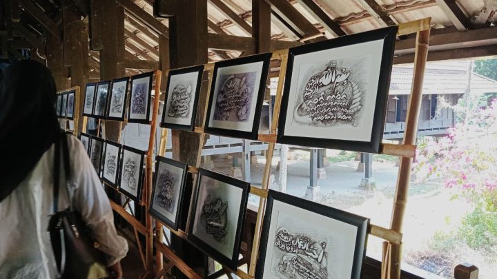 Pameran Tunggal Kaligrafi Prof Abd Aziz Ahmad Hadirkan 1.000 Karya di Benteng Somba Opu pameran tunggal