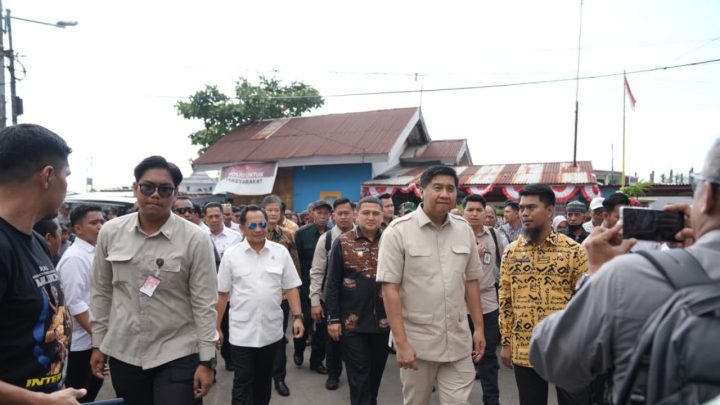 Munafri-Aliyah Dampingi Mendagri dan Menteri PKP Kunjungi Enam Rumah Warga di Pampang Berikan Bantuan pemkot makassar