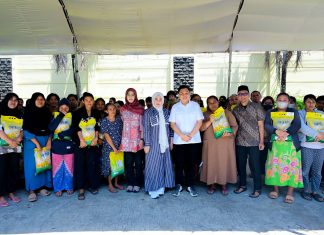 Wakil Gubernur dan Pimpinan Dewan Gelar Aksi Jumat Berkah di Gedung DPRD Sulsel