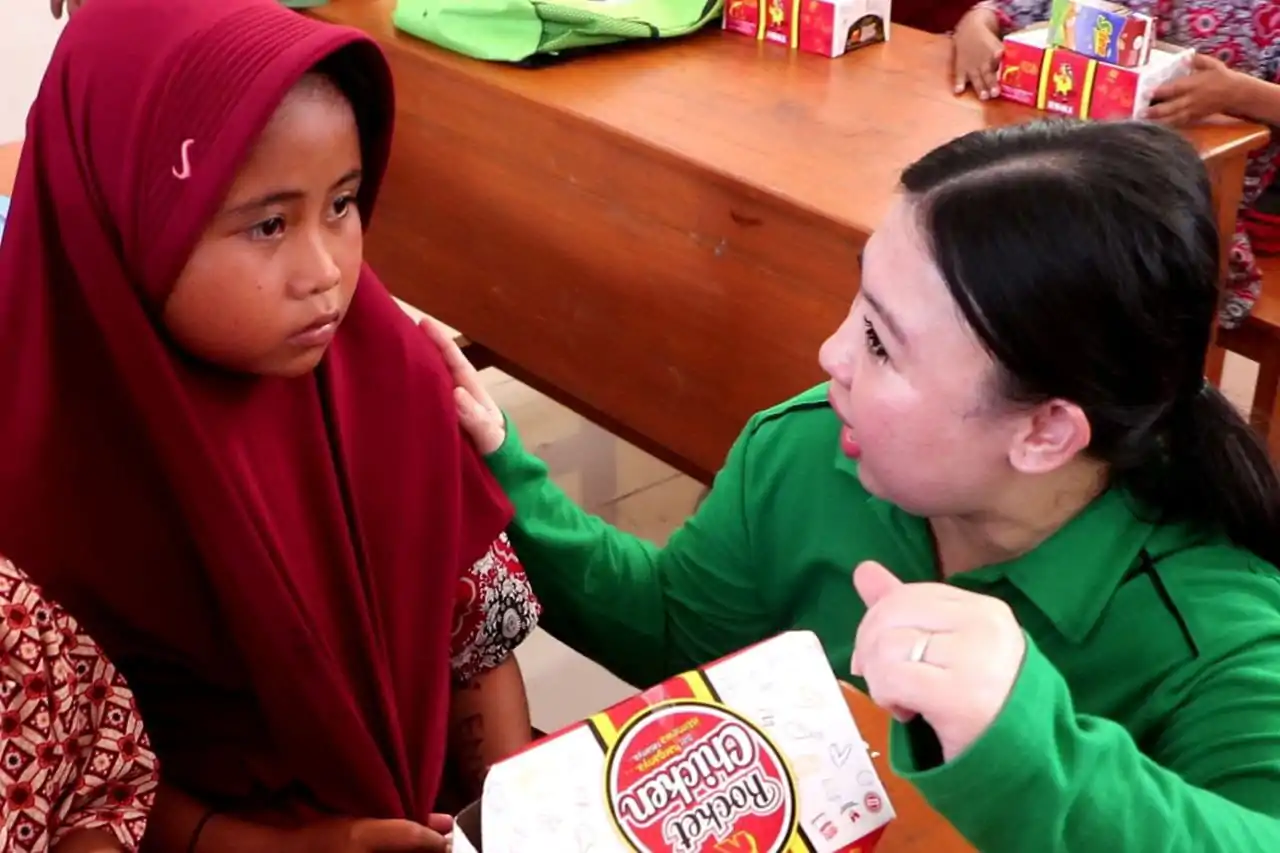 Air Mata Ketua Persit XXXIII Jeneponto Pecah Saat Sambangi Siswa di Pulau Libukang