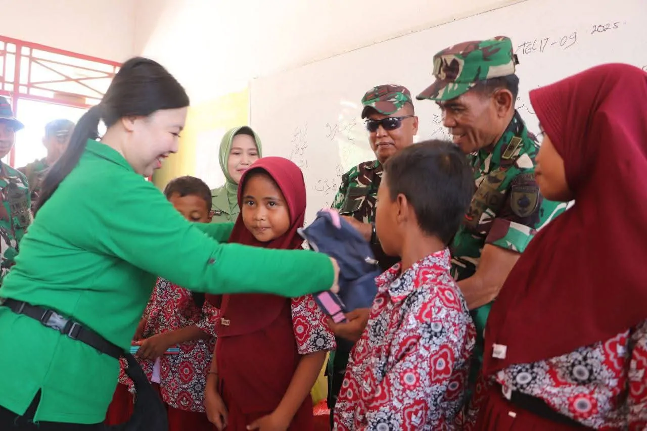 Air Mata Ketua Persit XXXIII Jeneponto Pecah Saat Sambangi Siswa di Pulau Libukang