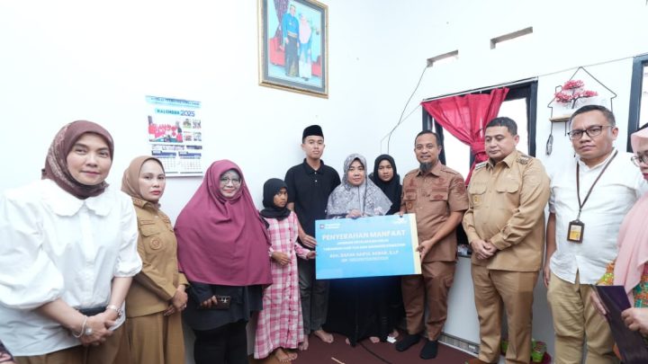 Gubernur Sulsel Serahkan Bantuan untuk Keluarga Korban Kebakaran DPRD Makassar Gubernur Sulsel