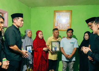 Anthony Tan Peluk Erat Orang Tua Rusdamdiansyah, Grab Beri Modal Usaha dan Cover BPJS Keluarga