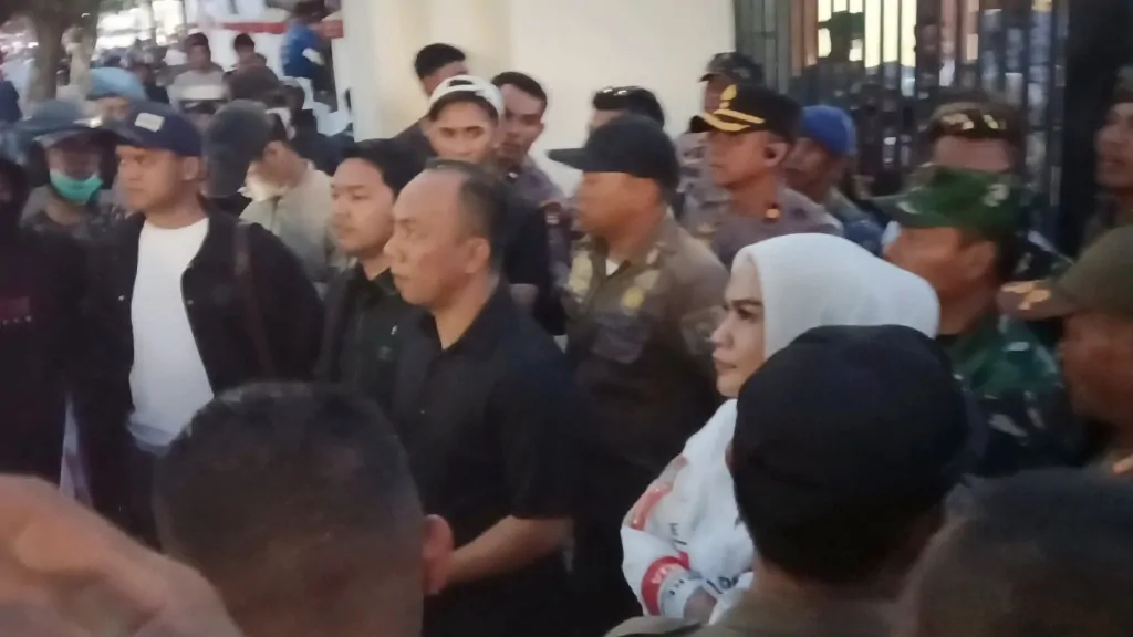 Patut Dicontoh, Ketua dan Wakil Ketua DPRD Jeneponto Temui Massa Aksi Gertak