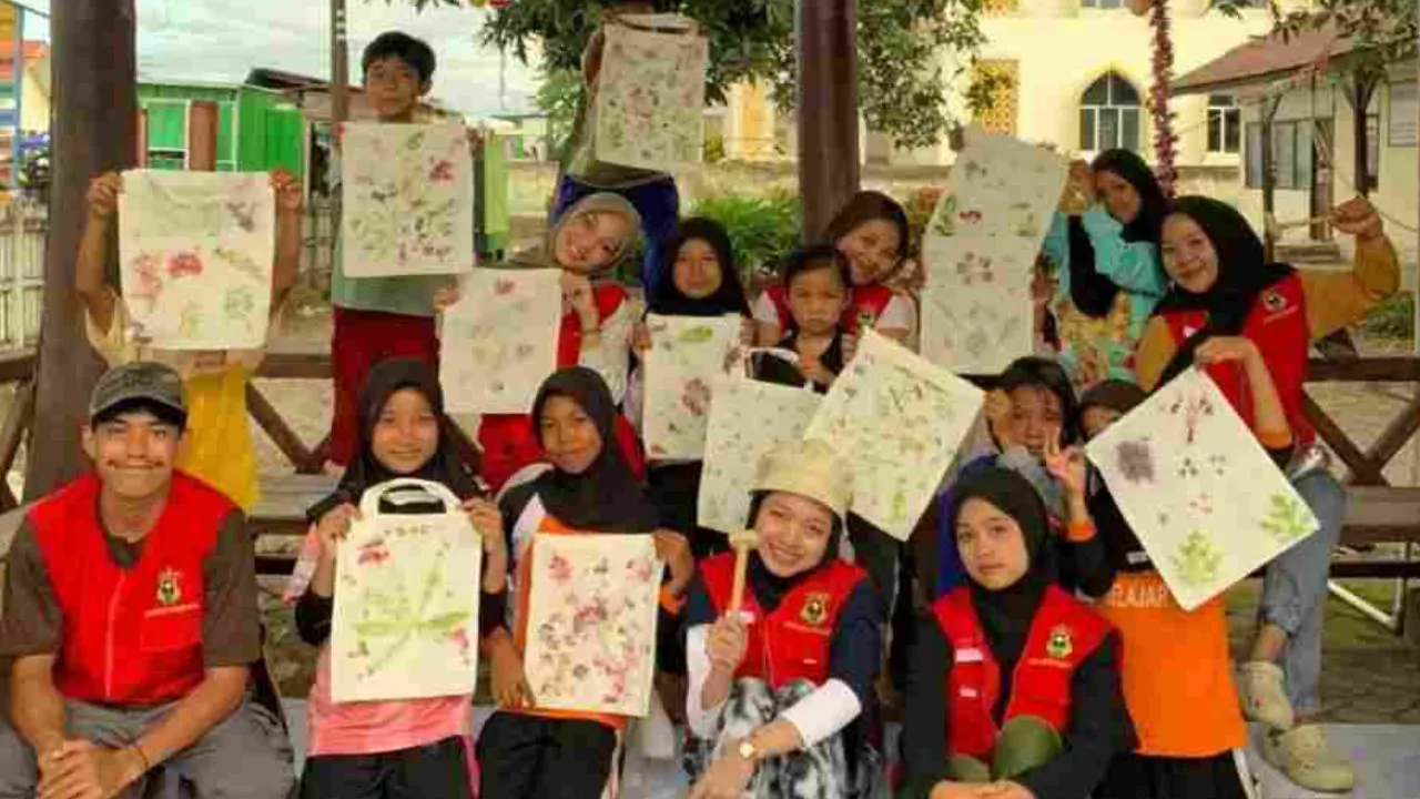 Mahasiswa KKN 114 Unhas Edukasi Kreasi Ecoprint dengan Teknik Pounding