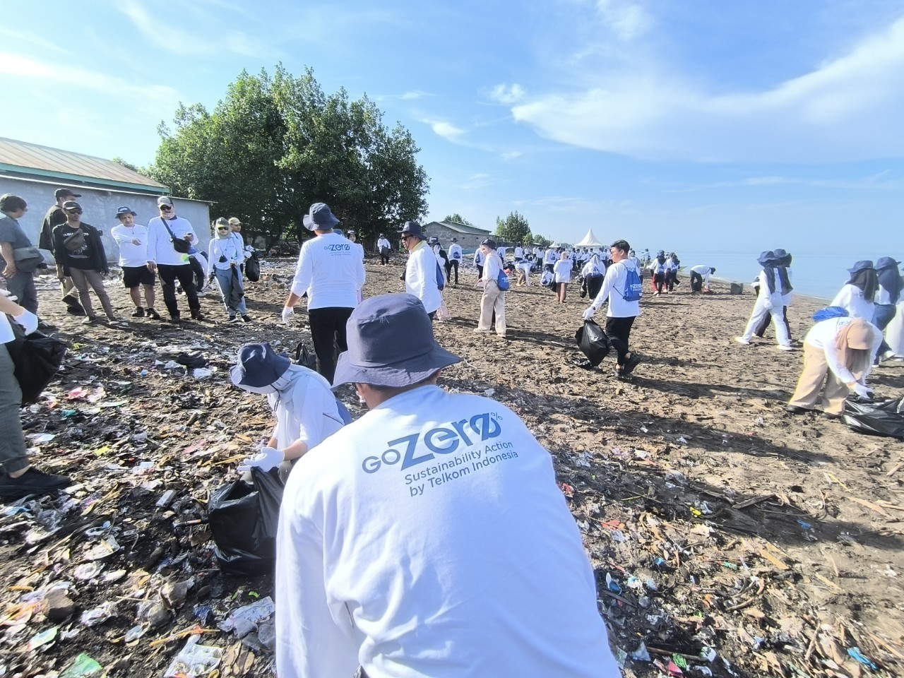GoZero Telkom Hadir di Makassar, Sukses Angkut 1,4 Ton Sampah di Pantai Barombong dan Galesong