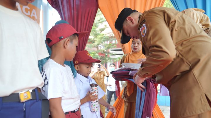 Wali Kota Makassar Salurkan Paket Seragam Sekolah Gratis Bagi Siswa di Pulau pemkot makassar