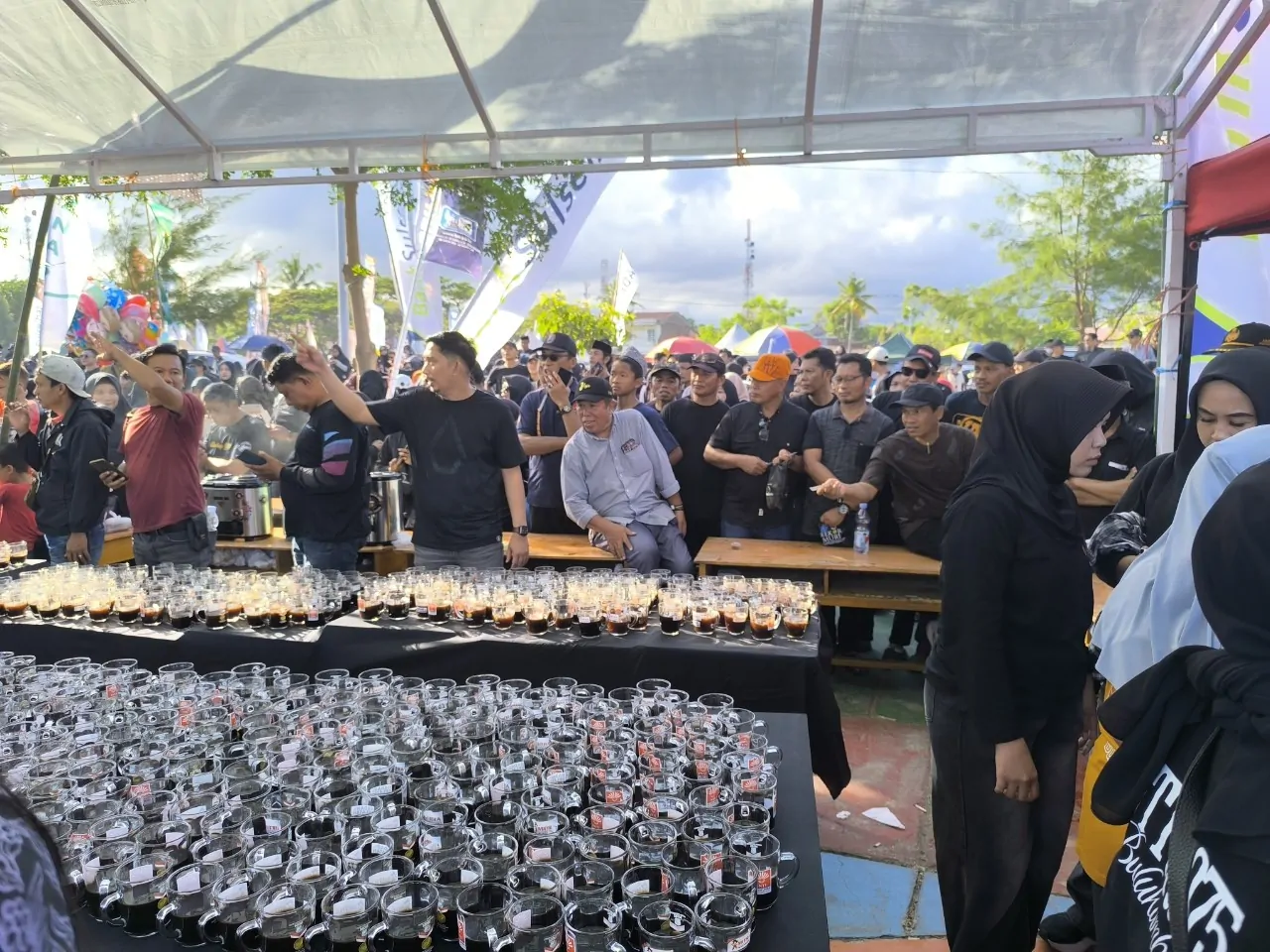 Minum Kopi dengan Gula Aren Oleh Peserta Terbanyak di Bulukumba Pecahkan Rekor MURI, Bupati Apresiasi KM Bulukumba