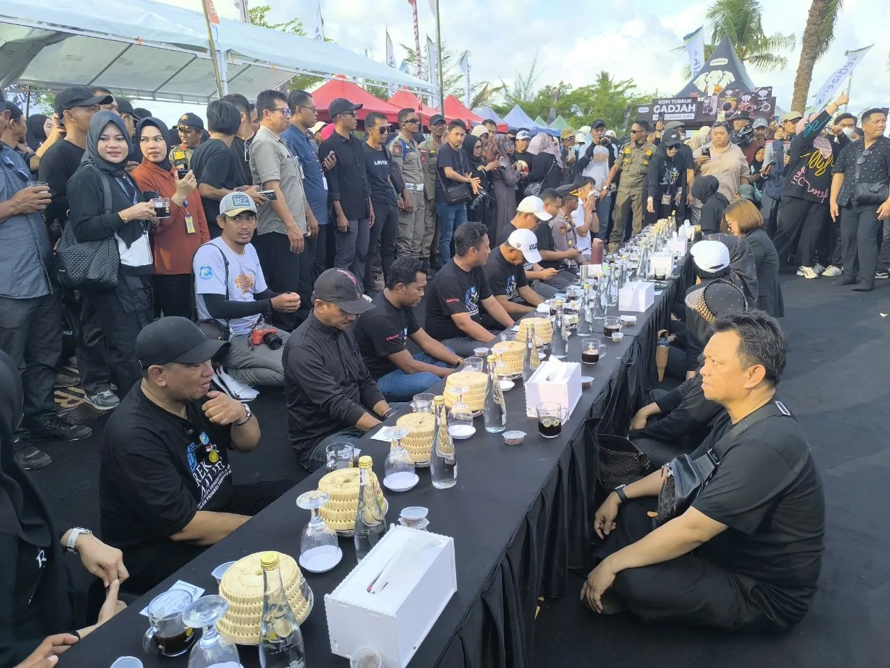 Minum Kopi dengan Gula Aren Oleh Peserta Terbanyak di Bulukumba Pecahkan Rekor MURI, Bupati Apresiasi KM Bulukumba