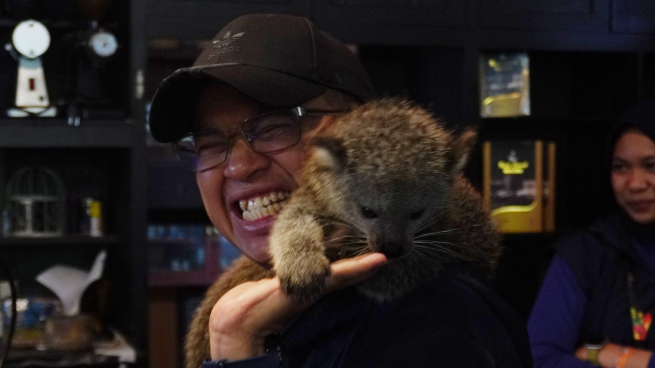 Foto: Kedai Kopi Luwak di Malino Memanfaatkan QRIS Livin, Transaksi Lebih Cepat dan Akurat