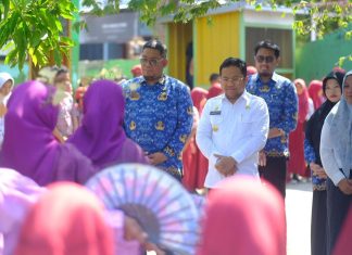 Hati Damai Tuntaskan Janji, Wakil Bupati Gowa Salurkan Seragam Sekolah Gratis