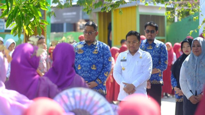 Hati Damai Tuntaskan Janji, Wakil Bupati Gowa Salurkan Seragam Sekolah Gratis Pemkab gowa