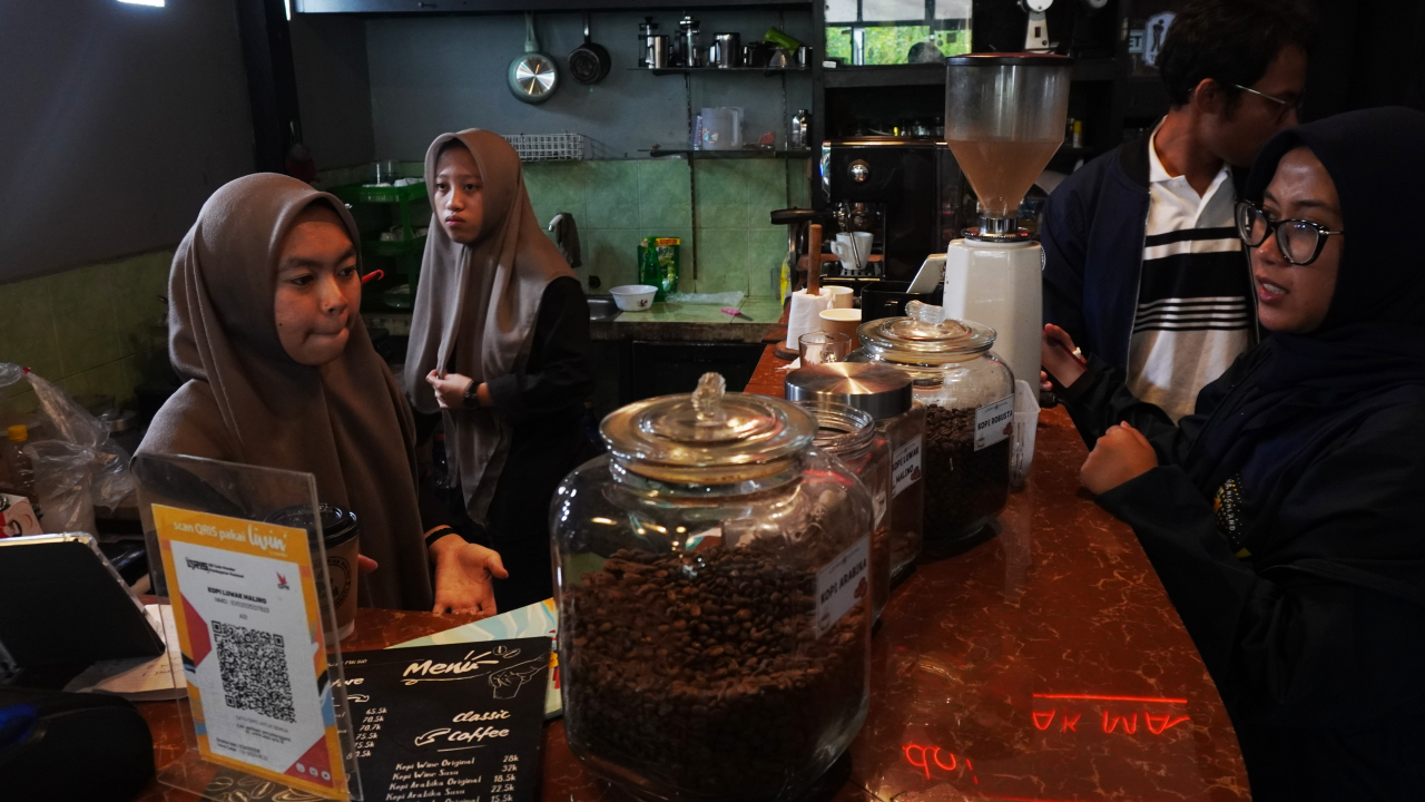 Foto: Kedai Kopi Luwak di Malino Memanfaatkan QRIS Livin, Transaksi Lebih Cepat dan Akurat