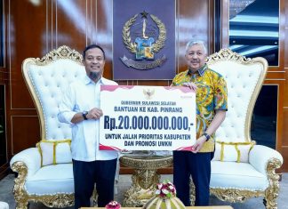 Gubernur Sulsel Serahkan Rp20 Miliar untuk Infrastruktur dan UMKM ke Pemkab Pinrang