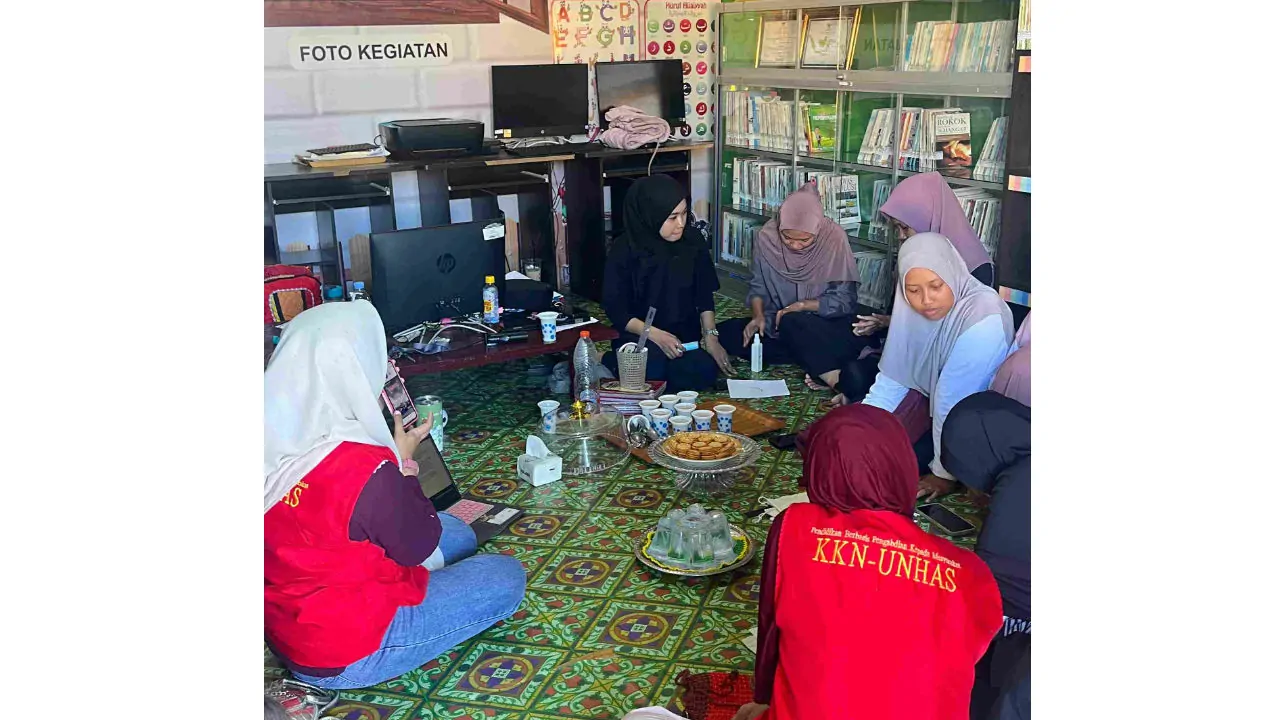 KKN 114 Unhas Gelar Pelatihan Pemasaran untuk UMKM Rajut lewat Media Sosial