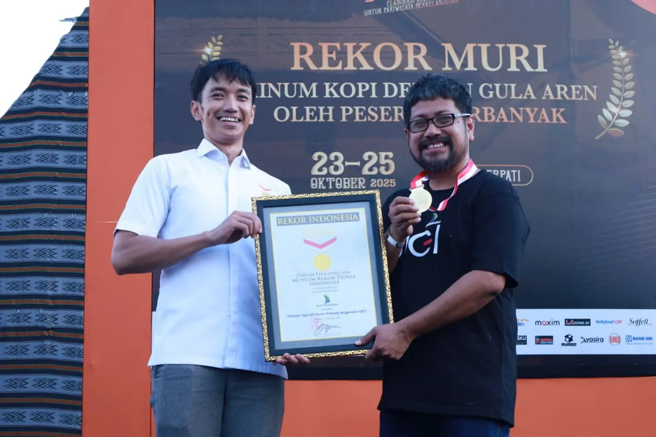 Minum Kopi dengan Gula Aren Oleh Peserta Terbanyak di Bulukumba Pecahkan Rekor MURI, Bupati Apresiasi KM Bulukumba
