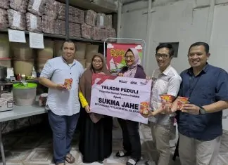 Telkom Serahkan Bantuan Peralatan Produksi ke Pelaku UMKM di Makassar, Dirut Harap Bisa Naik Kelas!