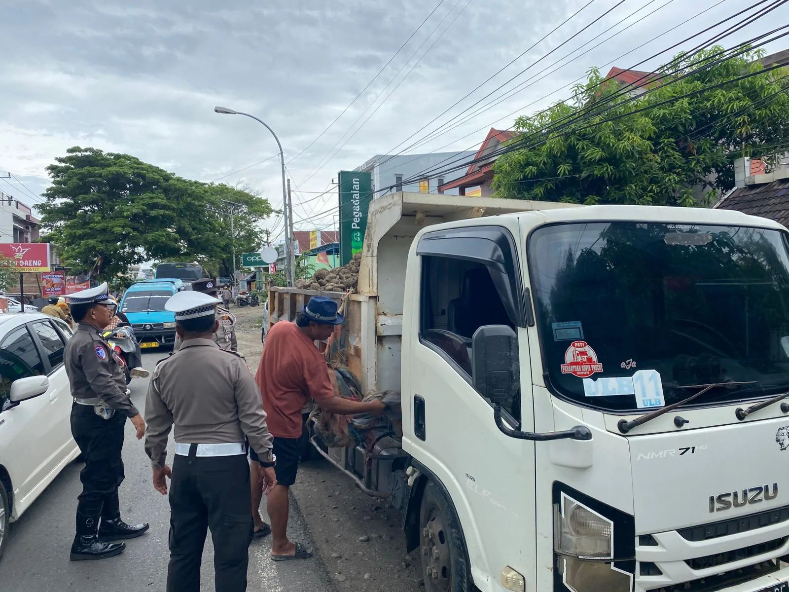 Satlantas Polres Jeneponto Tegur Sopir Truk Pembawa Material Tanpa Penutup Muatan