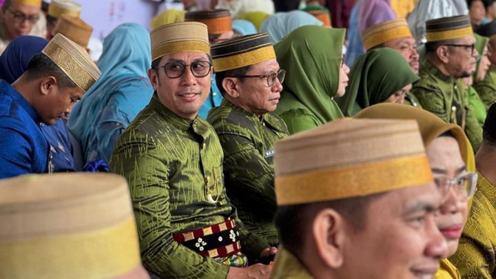 Hadiri HUT Ke-418 Kota Makassar, Kadis Pariwisata Achmad Hendra Gunakan Pakaian Adat dinas pariwisata kota makassar