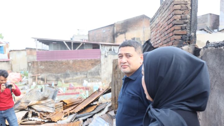 Wali Kota Makassar Tinjau Lokasi Kebakaran di Tallo, Serahkan Bantuan dan Pastikan Bangun Ulang 18 Rumah Wali kota Makassar