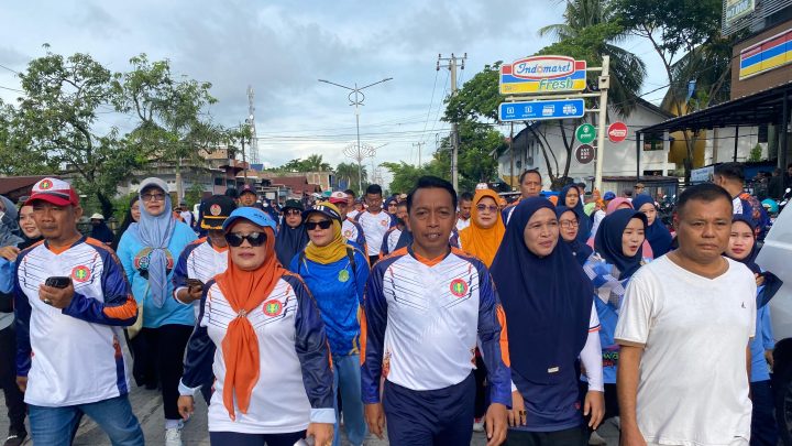 Bupati dan Wabup Sidrap Membaur dengan Ribuan Peserta Jalan Santai HUT PGRI dan Korpri bupati sidrap