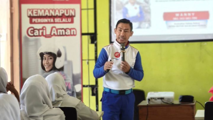 Edukasi Safety Riding, Instruktur Asmo Sulsel Bagi Tips #Cari_Aman Bagi Siswa SMKN 7 Takalar Edukasi safety riding astra motor