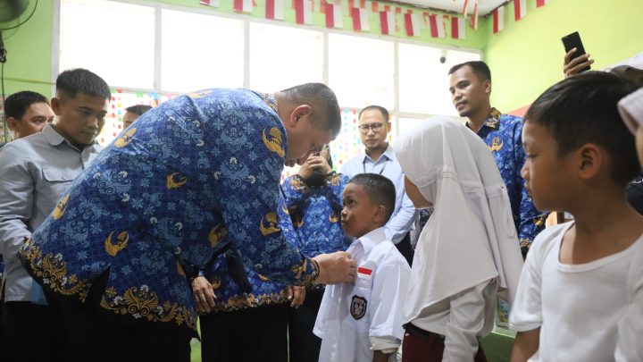 Wali Kota Makassar Salurkan Seragam, Tumbler, Tas ke 135 Siswa SD pemkot makassar