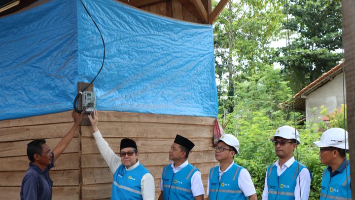 Donasi Insan PLN Bantu Terangi Masyarakat di Konawe di Momen Hari Pahlawan Donasi insan PLN