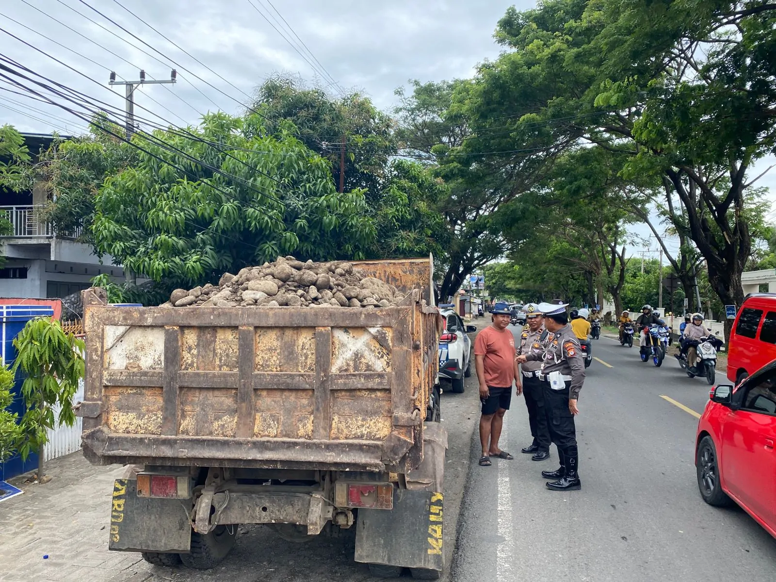 Satlantas Polres Jeneponto Tegur Sopir Truk Pembawa Material Tanpa Penutup Muatan