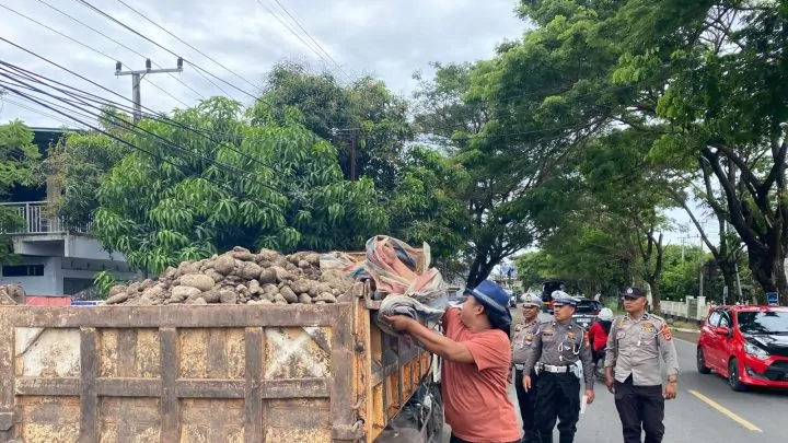 Satlantas Polres Jeneponto Tegur Sopir Truk Pembawa Material Tanpa Penutup Muatan
