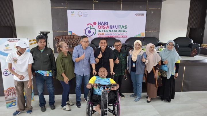 Peringatan HDI 2025 di Makassar, Penyandang Disabilitas Pamer Karya Hingga Bagikan Bunga ke Masyarakat hari disabilitas internasional 2025