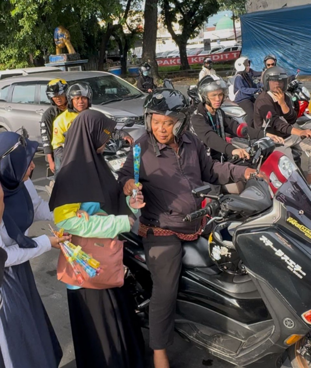Peringatan HDI 2025 di Makassar, Penyandang Disabilitas Pamer Karya Hingga Bagikan Bunga ke Masyarakat