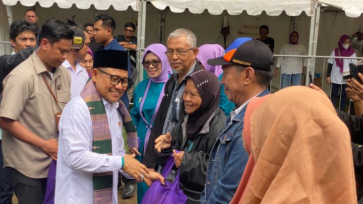 PKB Makassar Bagikan Paket Sembako ke Warga PKB Makassar