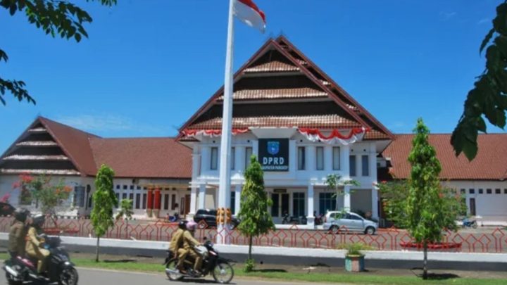 DPRD Pangkep Dorong Pemerintah Segera Perbaiki Jalan Bontoa yang Berlumpur Dprd pangkep