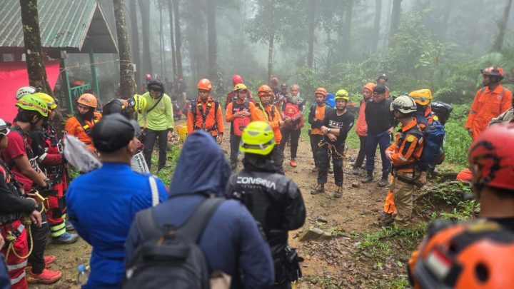 Kondisi Tak Utuh, Tim SAR Kembali Temukan Satu Jasad Korban ATR 42-500 kecelakaan pesawat