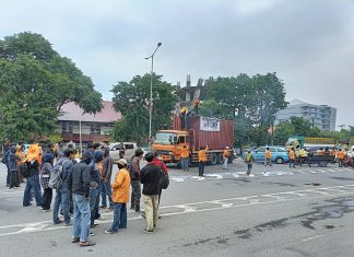 Mahasiswa UNM Demo Tutup Jalan AP Pettarani, Minta Rektor Bukan dari Luar Kampusnya